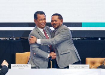 Presiden Majlis Olimpik Malaysia (MOM), Tan Sri Mohamad Norza Zakaria (kiri), dan Timbalan Presiden MOM, Datuk Nur Azmi Ahmad berjabat tangan pada Perhimpunan Agung Tahunan Majlis Olimpik Malaysia ke-44 dan Pemilihan Jawatan Bagi Penggal 2025-2029.-UTUSAN/SHIDDIEQIIN ZON