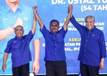 Mohamad Yusri Bakir (tengah) menjadi taruhan Barisan Nasional (BN) dan Pakatan Harapan (PH) dalam mempertahankan kerusi Dewan Undangan Negeri (DUN) Ayer Kuning dalam Pilihan Raya Kecil (PRK) 26 April ini.
