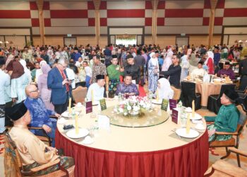 AMIRUDIN Shari dan Mahmud Abbas pada majlis Jalinan Aidilfitri PKNS di Shah Alam, Selangor semalam .- UTUSAN/ AFIQ RAZALI