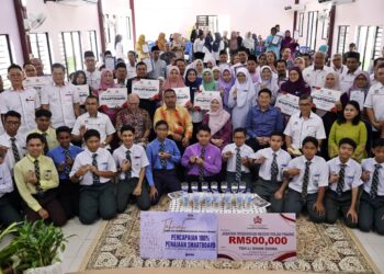 FADHLINA Sidek (duduk, tengah) pada majlis penyerahan 'smartboard' sekolah-sekolah Pulau Pinang di SMK Bayan Lepas, Pulau Pinang hari ini. - UTUSAN/IQBAL HAMDAN