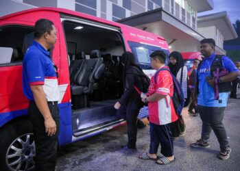 PELAJAR yang juga mangsa insiden letupan dan kebakaran saluran paip gas menaiki kenderaan yang disediakan untuk ke sekolah ketika tinjauan di Pusat Pemindahan Sementara (PPS), Dewan Serbaguna Masjid Putra Heights. UTUSAN/SADDAM YUSOFF
