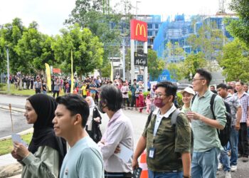 MCDONALD'S Malaysia raikan kira-kira 1,500 pengunjung dengan set makanan Foldover Ayam percuma sempena Rumah Terbuka Raya Mekdi, kelmarin.