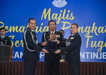 YAHAYA Othman (tengah) ketika menyempurnakan Majlis Pemakaian Pangkat dan Serah Terima Tugas bertempat di Kompleks Logistik Alor Akar di Kuantan, Pahang.