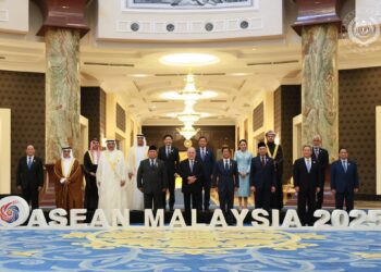 SULTAN Ibrahim berkenan bergambar bersama pemimpin tertinggi negara ASEAN, negara-negara Majlis Kerjasama Teluk (GCC), Republik Rakyat China serta Timor-Leste sempena Majlis Santapan Diraja di Istana Negara hari ini. - FACEBOOK/SULTAN IBRAHIM SULTAN ISKANDAR