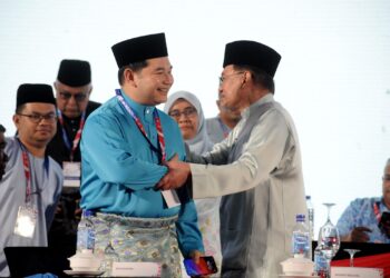 ANWAR Ibrahim bersalaman dan memeluk Mohd. Rafizi Ramli yang tewas dalam pertandingan jawatan Timbalan Presiden PKR sempena Kongres Nasional Keadilan di Pusat Konvensyen Antarabangsa Persada Johor, Johor Bahru, Johor.