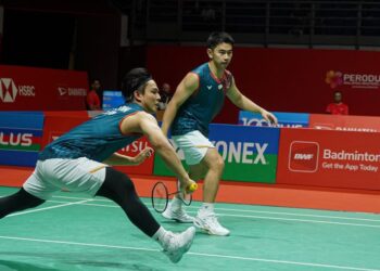GOH Sze Fei-Nur Izzuddin Rumsani menumpaskan rakan senegara, Arif Junaidi-Yap Roy King 21-13, 21-11 pada aksi pusingan kedua Terbuka Singapura di Stadium Tertutup Singapura, hari ini.