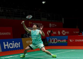 LEONG Jun Hao menewaskan pemain Indonesia, Jonatan Christie 21-16, 21-19 pada aksi pusingan kedua Terbuka Singapura di Stadium Tertutup Singapura, hari ini.
