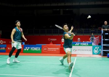 GOH Sze Fei-Nur Izzuddin Rumsani menewaskan rakan senegara, Nur Mohd Azriyn Ayub-Tan Wee Kiong 21-14, 16-21, 21-14 pada aksi pusingan kedua Terbuka Indonesia di Istora Senayan, Jakarta, semalam.