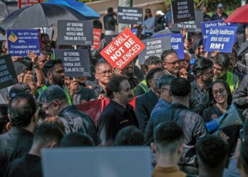 LEBIH 200 doktor dan pekerja kesihatan berkumpul di Laman Perdana berhampiran Bangunan Perdana Putra, Putrajaya, semalam bagi membantah pelaksanaan peraturan yang mewajibkan klinik swasta dan farmasi mempamerkan harga ubat-ubatan dan ekoran itu  mereka juga bercadang menaikkan caj ekoran pematuhan peraturan baharu itu. – UTUSAN/FAIZ ALIF ZUBIR