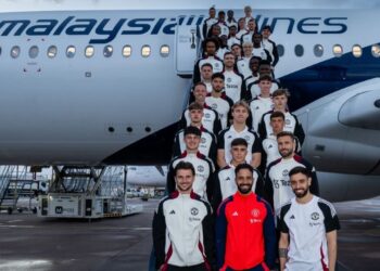 RUBEN Amorim bergambar bersama skuad Manchester United di tangga pesawat Malaysia Airlines sebelum berlepas ke Malaysia, kelmarin. - FB MANCHESTER UNITED