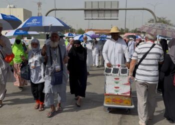 JEMAAH haji dari pelbagai negara melakukan ziarah luar di Padang Arafah dalam cuaca panas terik dan kering kelmarin.