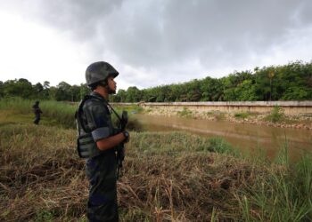 ANGGOTA PGA melakukan kawalan di sempadan Malaysia-Thailand di Rantau Panjang, Kelantan. -UTUSAN/KAMARUL BISMI KAMARUZMAN.