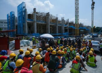ANTARA PATI yang ditahan dalam serbuan dijalankan JIM di sebuah tapak pembinaan, hari ini. - UTUSAN/M FIRDAUS M JOHARI