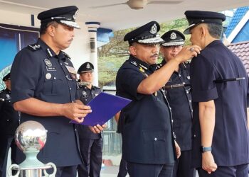 MOHD. Yusoff Mamat (tengah) semasa memakaikan pangkat kepada pegawainya semasa Perhimpunan Bulanan Polis Kelantan di Ibu Pejabat Polis Kontinjen (IPK) Kelantan, Kota Bharu, Kelantan.-UTUSAN/YATIMIN ABDULLAH.