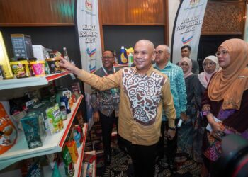 ARMIZAN Mohd Ali melihat produk buatan Malaysia ketika melawat reruai selepas Seminar Akses Pasaran Runcit dan Majlis Penghargaan Usahawan di Cyberjaya. - UTUSAN/FAISOL MUSTAFA