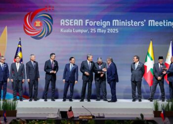 MOHAMAD Hasan bersama Menteri-menteri Luar pada Mesyuarat Menteri Luar Asean sempena Sidang Kemuncak ASEAN ke-46 dan GCC di Pusat Konvensyen Kuala Lumpur, baru-baru ini. - UTUSAN/SHIDDIEQIIN ZON