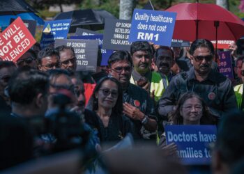 LEBIH 200 doktor dan pekerja kesihatan berkumpul di Laman Perdana berhampiran Bangunan Perdana Putra, Putrajaya, semalam bagi membantah pelaksanaan peraturan yang mewajibkan klinik swasta dan farmasi mempamerkan harga ubat-ubatan dan ekoran itu  mereka juga bercadang menaikkan caj ekoran pematuhan peraturan baharu itu. – UTUSAN/FAIZ ALIF ZUBIR