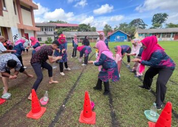 PERSATUAN Ibu Bapa dan Guru (PIBG) Sekolah Tengku Budriah (STB) membuat kejutan dengan mengatur aktiviti sukaneka untuk guru-guru yang berfesyen ala Hawaii sambil bermain pelbagai permainan disediakan sempena sambutan Hari Guru peringkat STB di Arau, Perlis semalam.-UTUSAN