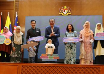 DZULKEFLY Ahmad (empat dari kanan) ketika sambutan Hari Imunisasi Peringkat Kebangsaan di Putrajaya. - UTUSAN/MOHD HUSNI MOHD NOOR