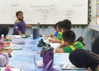 MOHD. RAZIF Romle sedang mengajar murid tahun tiga di Sekolah Kebangsaan (SK) Bandar Puteri Jaya, Sungai Petani.