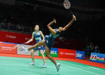 PEARLY Tan-M. Thinaah menewaskan pasangan Jepun, Yuki Fukushima-Mayu Matsumoto 25-23, 21-18 pada aksi pusingan kedua Kejohanan Badminton Terbuka Singapura di Stadium Tertutup Singapura, hari ini.
