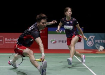 GOH Soon Huat-Shevon Lai menewaskan pasangan Singapura, Terry Hee-Jin Yu Jia 21-14, 21-17 pada aksi pusingan kedua Terbuka Jepun di Gimnasium Metropolitan Tokyo, hari ini.