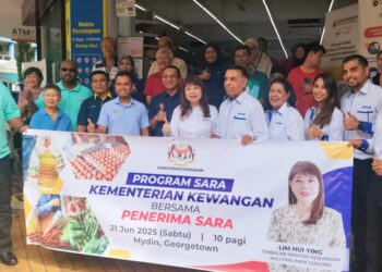 LIM Hui Ying (tengah) ketika meninjau program Sara Kementerian Kewangan bersama 100 penerima di Mydin George Town, Pulau Pinang, semalam.