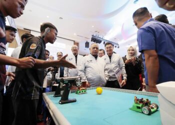 SAARANI Mohamad (tengah) melihat pameran peserta dalam Minggu Latihan Kebangsaan (NTW) 2025 di Ipoh, Perak hari ini. - UTUSAN/FADZIL ZAINOL