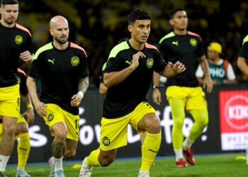 Matthew Davies diberikan tanggungjawab menjadi kapten Harimau Malaya pada aksi menentang Vietnam malam ini.-IHSAN MALAYSIA NT