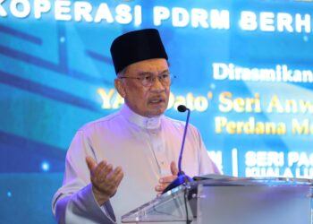 ANWAR Ibrahim berucap ketika berucap sempena perasmian Mesyuarat Agung Perwakilan Tahunan Kali Ke-90 Koperasi Polis Diraja Malaysia Berhad, di sini, hari ini.