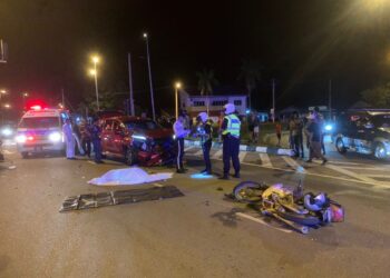 KEADAAAN kemalangan membabitkan sebuah motosikal dan MPV di persimpangan empat lampu isyarat Kampung Baru Tampin malam semalam.