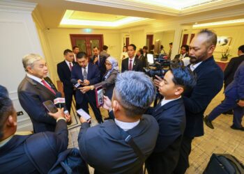 AHMAD Zahid Hamidi ketika ditemui pemberita selepas mempengerusikan mesyuarat pramajlis bersama delegasi Malaysia sempena lawatan kerja rasmi beliau ke United Kingdom hari ini.