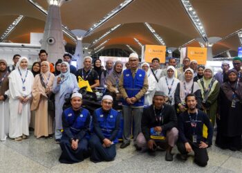 MOHAMAD Taha Hassan (tengah) bersama para jemaah ketika pelepasan kumpulan pertama  jemaah umrah Andalusia bagi musim 1447H Hijrah ke Tanah Suci di KLIA Terminal 1. awal pagi semalam - UTUSAN/FAISOL MUSTAFA