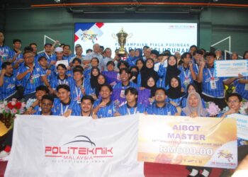 MUSTAPHA Sakmud bersama pelajar dan pensyarah Politeknik Sultan Idris Shah yang muncul juara keseluruhan Kejohanan Malaysia FIRA Roboworld 2025 di Politeknik Merlimau, Jasin, Melaka. - UTUSAN/AMRAN MULUP