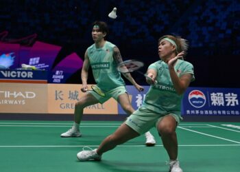 CHEN Tang Jie-Toh Ee Wei menewaskan pasangan tuan rumah, Yuichi Shimogami-Sayaka Hobara 21-14, 21-12 pada aksi suku akhir Terbuka Jepun di Gimnasium Metropolitan Tokyo, hari ini.
