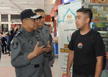 Noor Sham Md Jani berbual dengan Koperal Mohd. Helmie Huzaire Sabli, suami Koperal Adeline Liu Yan Siu di HSA, Johor Bahru hari ini. - UTUSAN/RAJA JAAFAR ALI