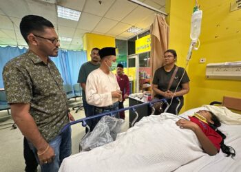AZNAN melawat mangsa van sekolah terbalik yang sedang menerima rawatan susulan di HSA Johor Bahru.