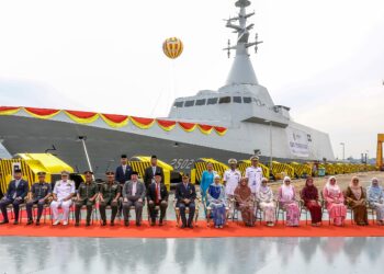 SULTAN Sharafuddin Idris Shah dan Tengku Permaisuri Norashikin pada pelancaran Kapal Tempur Pesisir (LCS) 2 milik Tentera Laut Diraja Malaysia (TLDM) yang diberi nama Raja Muda Nala di Limbungan Lumut Naval Shipyard di Lumut semalam. - UTUSAN/MUHAMAD NAZREEN SYAH MUSTHAFA