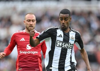 NEWCASTLE United terasa kehilangan Alexander Isak (kanan).- AFP