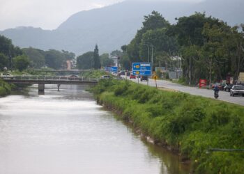 KEADAAN jalan utama di Sungai Korok, Kubang Pasu, Kedah yang tidak mempunyai lampu jalan mencukupi dan penghadang menjadi risiko utama berlakunya kemalangan. – UTUSAN/ SHAHIR NOORDIN