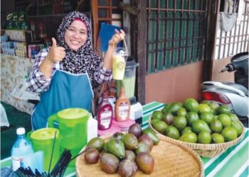 NURUL Badriah Hanafi di gerainya yang menjual jus avokado segar di Bayan Lepas, Pulau Pinang.
