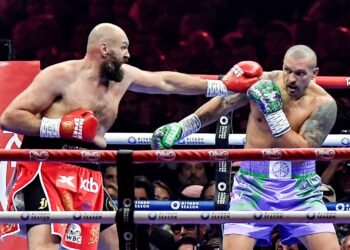 Tyson Fury dari Britain (merah) bakal membuat penampilan semula di Stadium Tottenham Hotspur, Sabtu ini. - AFP