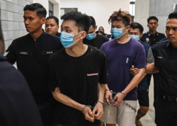 KESEMUA tertuduh dibawa Mahkamah Ampang hari ini bagi didakwa atas pelbagai pertuduhan mengedar dan memiliki dadah. - UTUSAN/SYAKIR RADIN