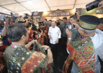 ANWAR Ibrahim beramah mesra dengan para perwakilan ketika hadir pada pertemuan bersama Pimpinan Keadilan Wilayah Persekutuan 
di Pusat Konvensyen Antarabangsa Putrajaya (PICC), semalam. – UTUSAN/FAIZ ALIF ZUBIR