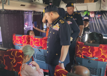 AEDY Fadly Ramli memeriksa seorang penumpang bas ekspres ketika Operasi Khas Pemakaian Tali Pinggang Bas Ekspres dan Bas Persiaran di Melaka Sentral, Melaka. - UTUSAN/MUHAMMAD SHAHIZAM TAZALI