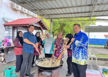 KAMARUL Azman Khamis (kiri) dan Rusdi Omar (kanan) pada program kacau bubur asyura 
anjuran Ghazali Shafie Graduate School Of Goverment (GSGSG) Universiti Utara Malaysia (UUM).-UTUSAN