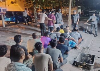 Anggota Imigresen menahan 496 pendatang asing tanpa izin ketika membuat serbuan di Pangsapuri Putra Permai Selesa, Seri Kembangan, kelmarin.