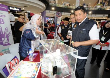 LUKANISMAN Awang Sauni melawat reruai sempena Hari Tanpa Tembakau dan TB Sedunia di IOI Mall, Kulai, Johor. - UTUSAN/RAJA JAAFAR ALI