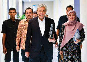 AHMAD Zahid Hamidi, Fadhlina Sidek dan Asyraf Wajdi Dusuki selepas Mesyuarat Penyelarasan Pengurusan Sekolah Berasrama Penuh (SBP) dan Maktab Rendah Sains Mara (MRSM), di Kuala Lumpur, semalam. – UTUSAN/SHIDDIEQIIN ZON