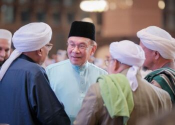 SEORANG ulama berpengaruh dari Kelantan, baru-baru ini menzahirkan harapan agar pentadbiran Perdana Menteri, Datuk Seri Anwar Ibrahim dikekalkan demi menjamin kesinambungan pembangunan Islam dan kestabilan ekonomi di negara ini. - UTUSAN